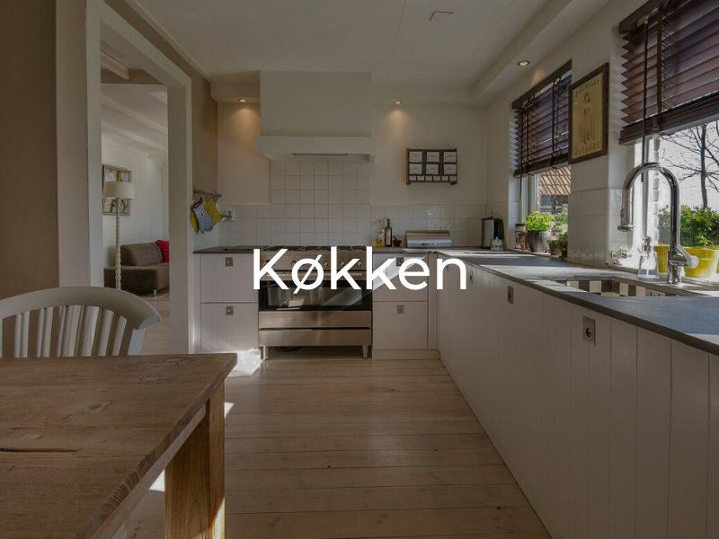 Rengøring af køkken. Flot træ bord, vaske og komfur der er blevet gjort rent.