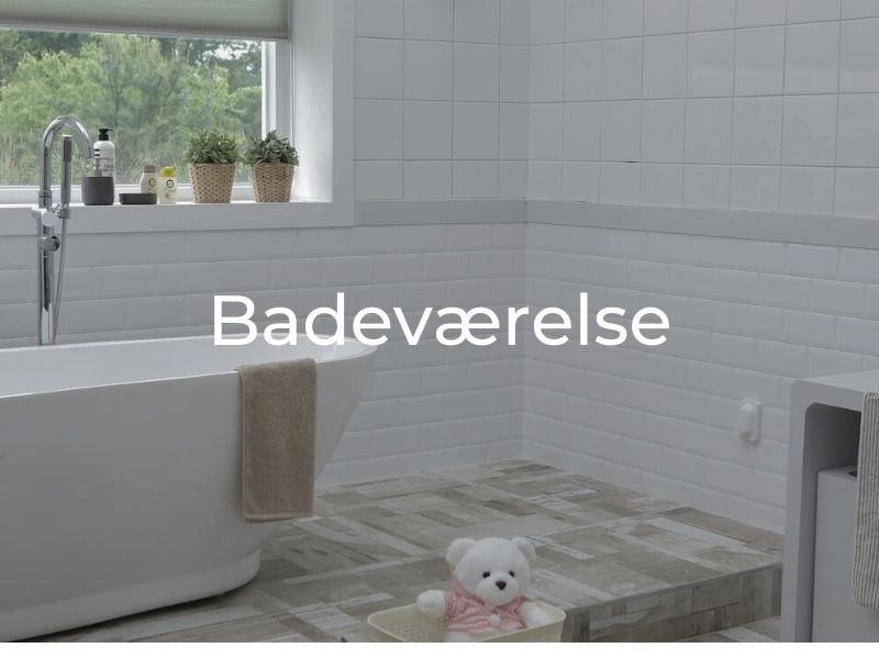 Rengjort badeværelse med hvide klinker og badekar.